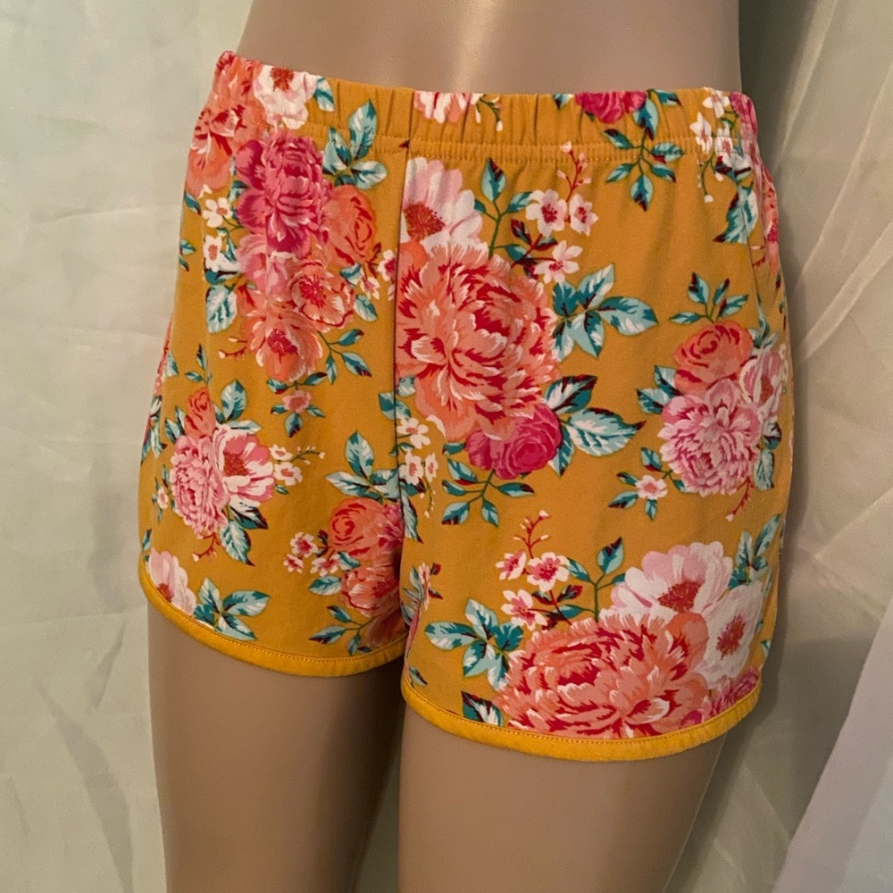 Ladies size Medium floral stretchy shorts